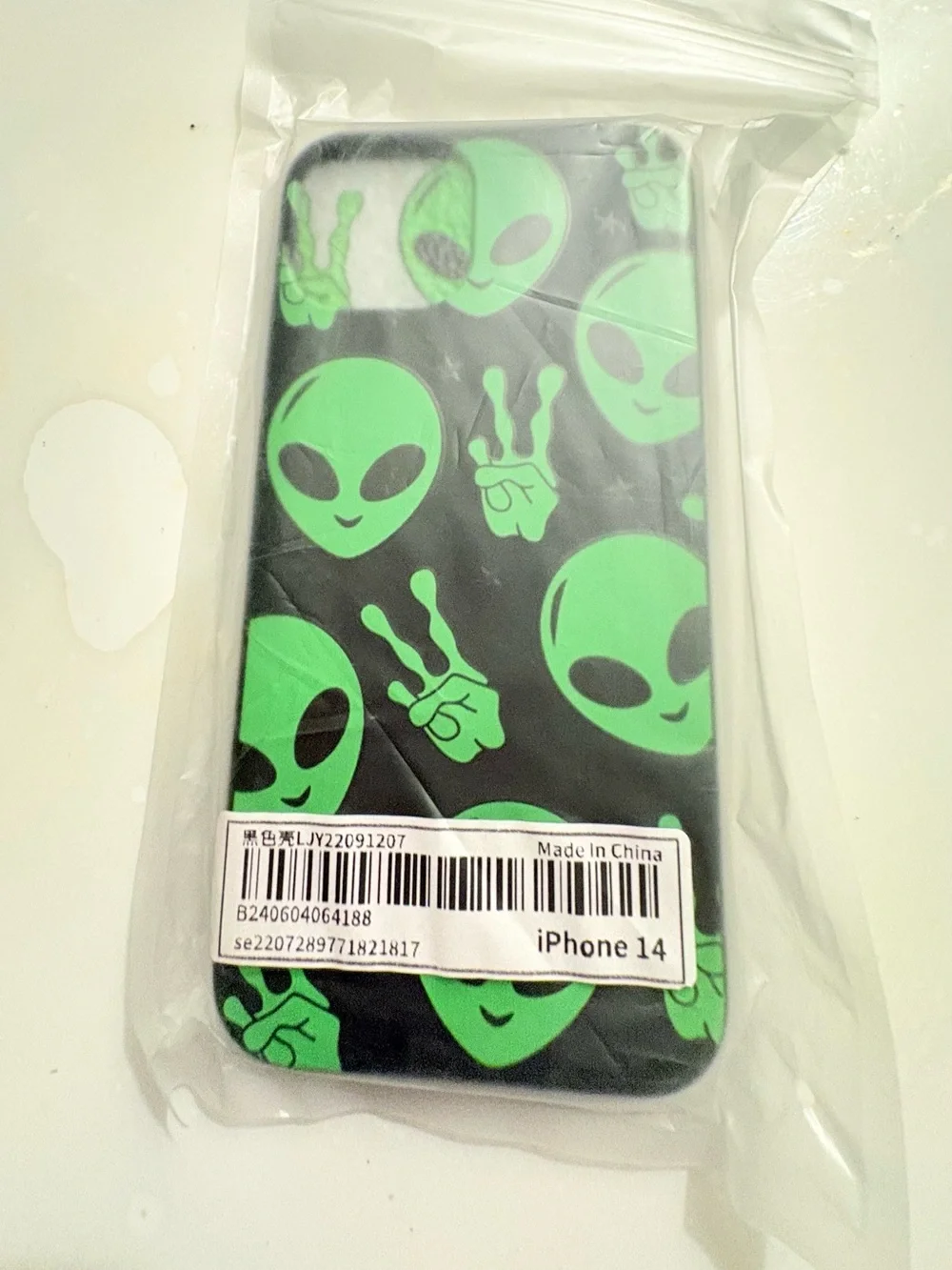 Alien Graphic Phone Case for iPhone 14 — Black & Green